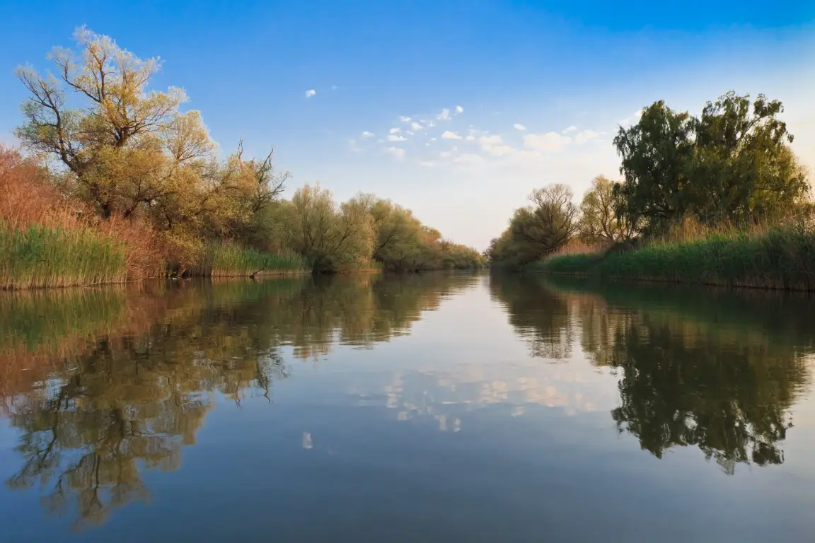 reflections-on-lake-2024-09-18-03-47-11-utc (Medium)